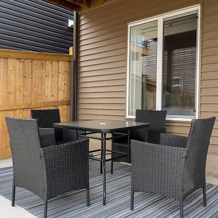 Modern Basement Gem: 2 Bedroom Retreat Calgary Exterior photo