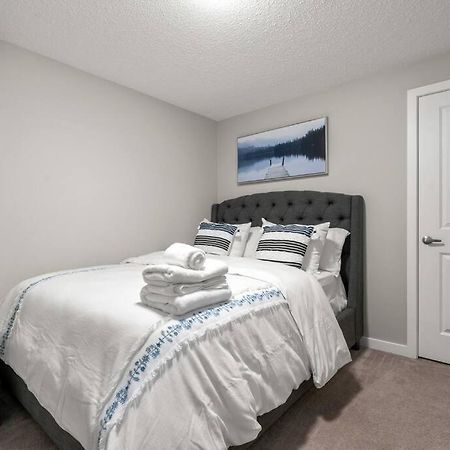 Modern Basement Gem: 2 Bedroom Retreat Calgary Exterior photo