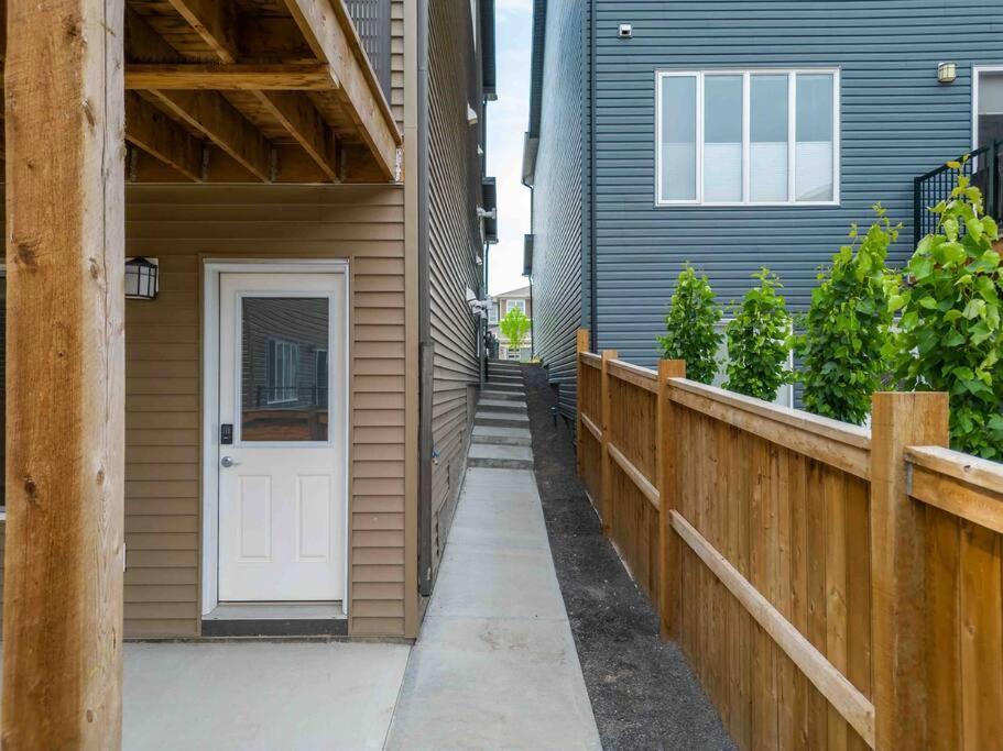 Modern Basement Gem: 2 Bedroom Retreat Calgary Exterior photo