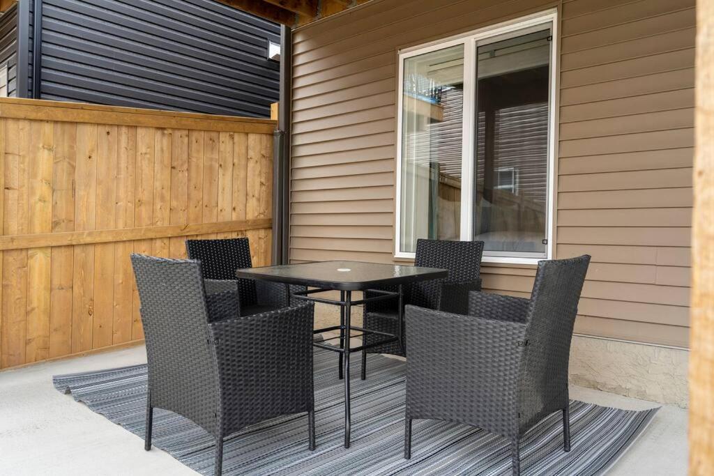 Modern Basement Gem: 2 Bedroom Retreat Calgary Exterior photo