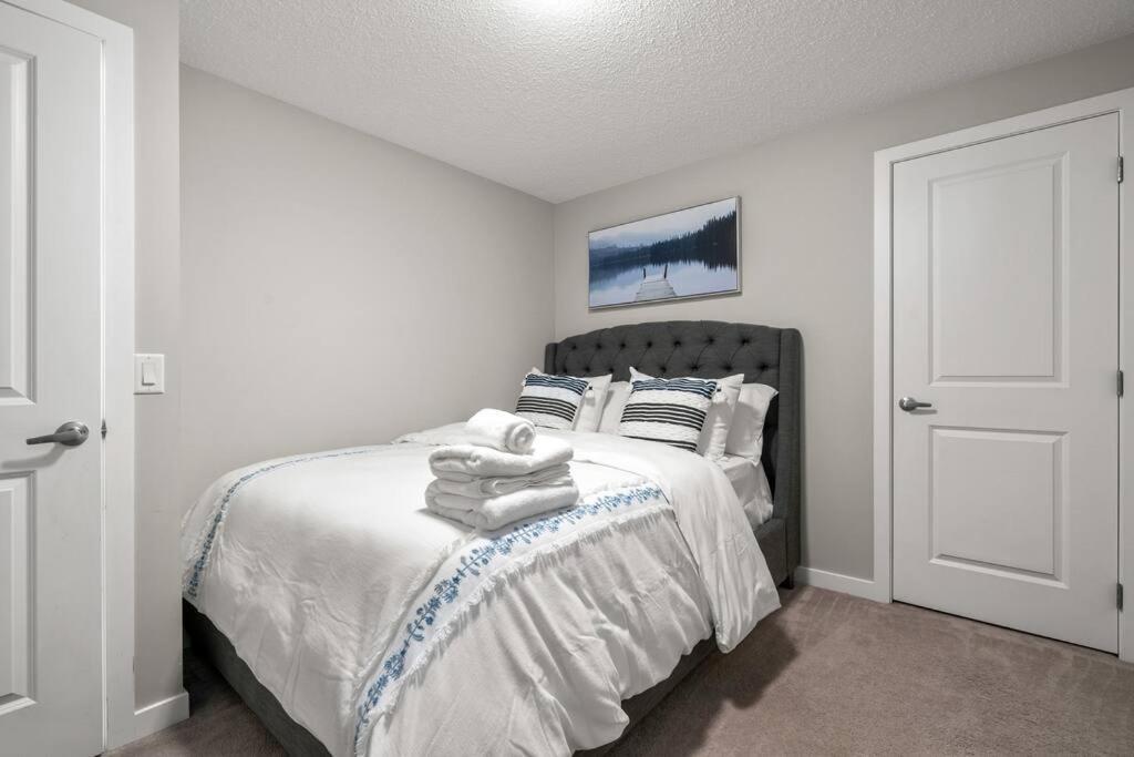 Modern Basement Gem: 2 Bedroom Retreat Calgary Exterior photo