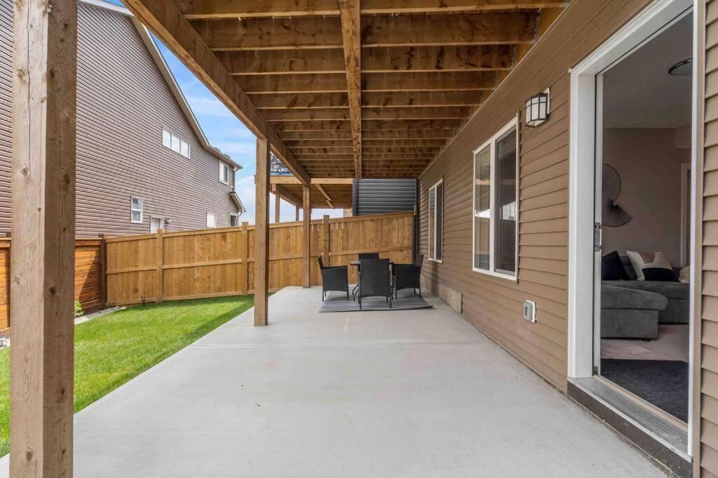 Modern Basement Gem: 2 Bedroom Retreat Calgary Exterior photo