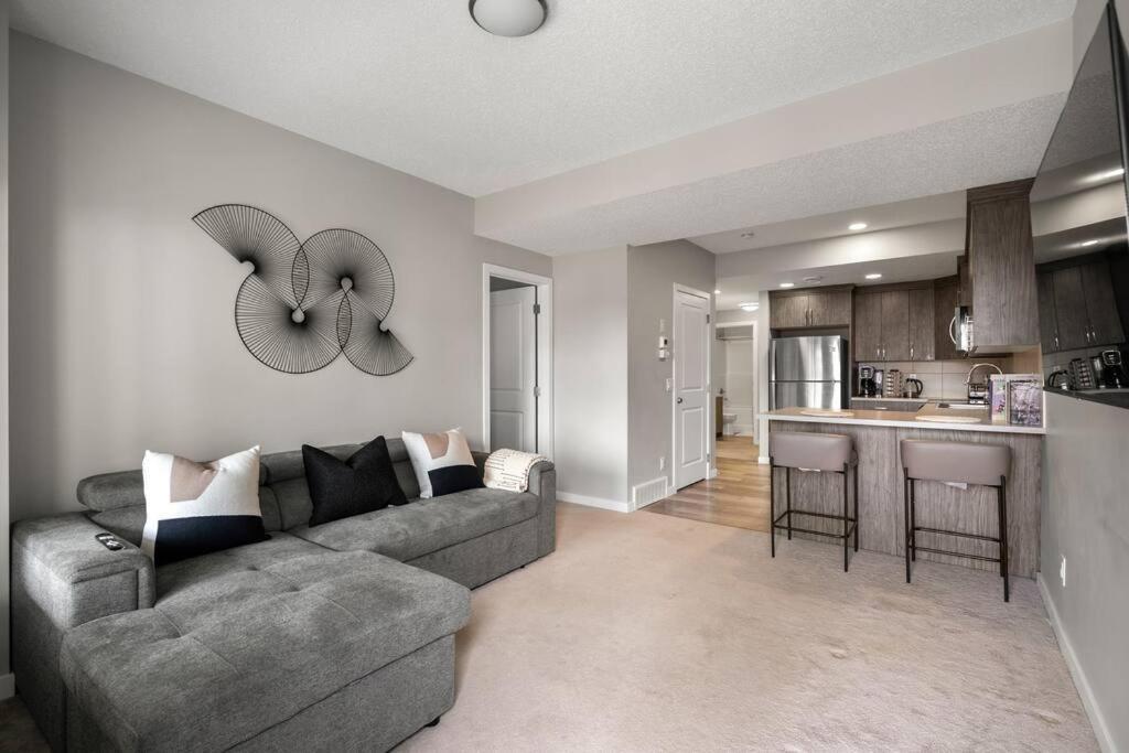 Modern Basement Gem: 2 Bedroom Retreat Calgary Exterior photo