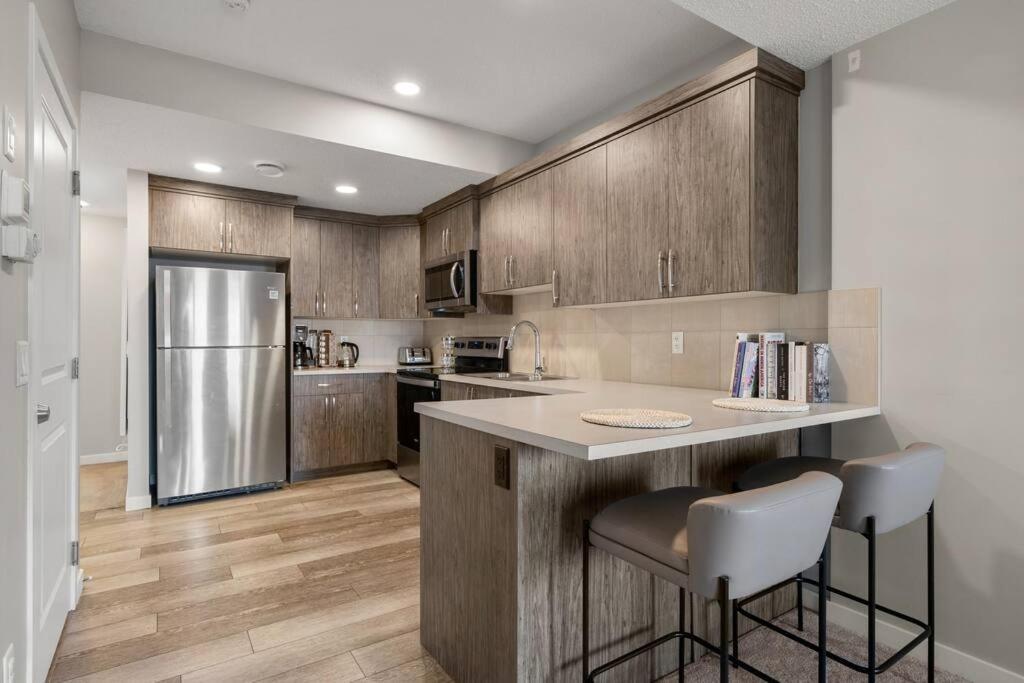 Modern Basement Gem: 2 Bedroom Retreat Calgary Exterior photo