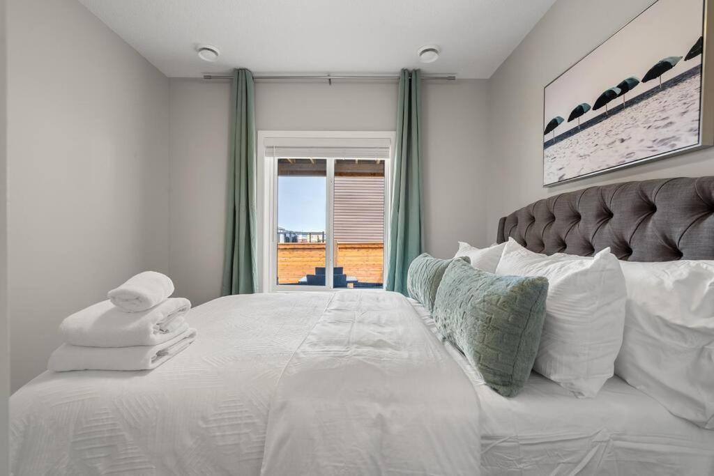 Modern Basement Gem: 2 Bedroom Retreat Calgary Exterior photo