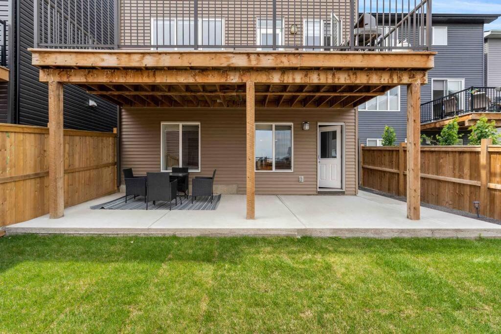 Modern Basement Gem: 2 Bedroom Retreat Calgary Exterior photo