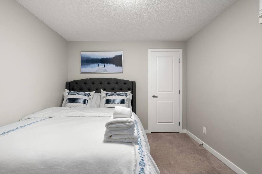 Modern Basement Gem: 2 Bedroom Retreat Calgary Exterior photo