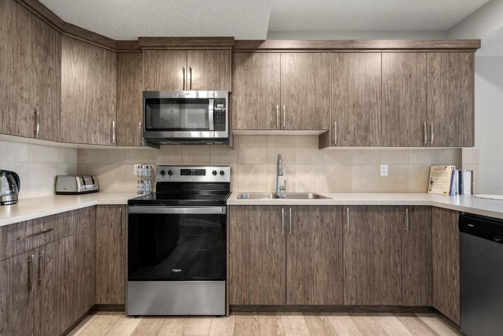 Modern Basement Gem: 2 Bedroom Retreat Calgary Exterior photo