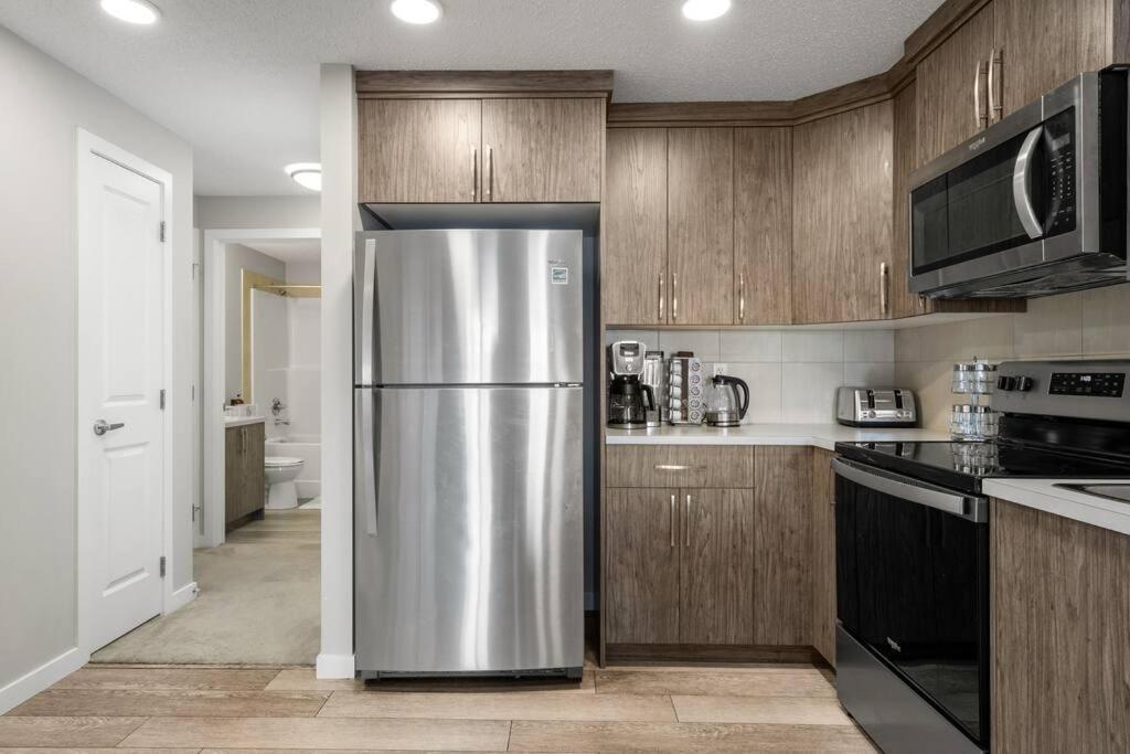 Modern Basement Gem: 2 Bedroom Retreat Calgary Exterior photo