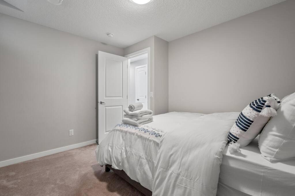 Modern Basement Gem: 2 Bedroom Retreat Calgary Exterior photo