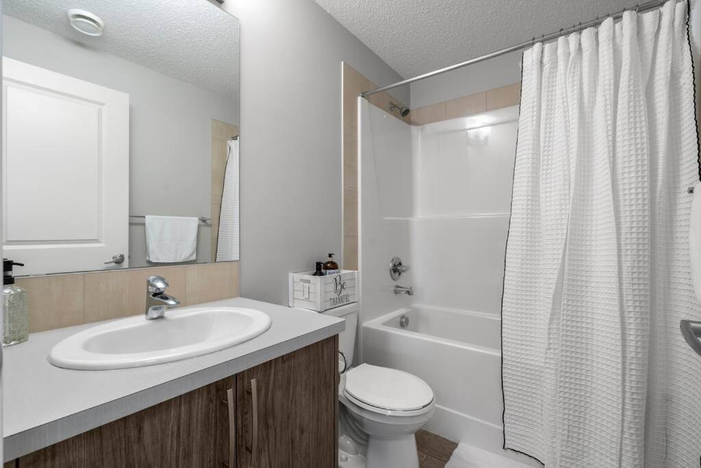 Modern Basement Gem: 2 Bedroom Retreat Calgary Exterior photo